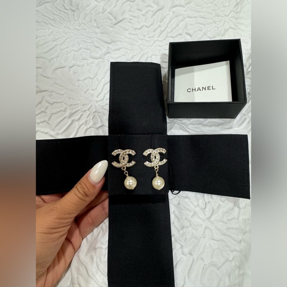 Chanel
CC earrings
worn only once
Gold, Metal - Picture 6 of 8